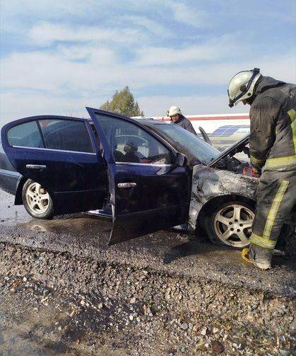 Antalya'da seyir halindeki otomobilde çıkan yangın söndürüldü