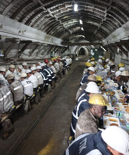 Bakan Bayraktar, Zonguldak'taki madencilerle iftar yaptı: