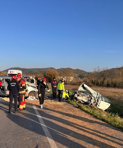Balıkesir'de hafif ticari araçla otomobilin çarpıştığı kazada 1 kişi öldü, 2 kişi yaralandı