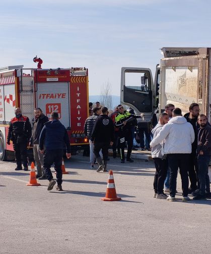 Balıkesir'de kamyonla çarpışan otomobildeki 1 kişi öldü, 2 kişi yaralandı