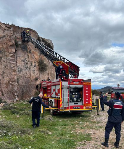Balıkesir'de kayalıklarda mahsur kalan keçiyi itfaiye kurtardı