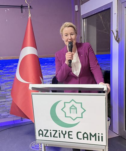 Berlin eyaletinin Ekonomi Bakanı Giffey, Aziziye Camisi Derneğinin iftar programına katıldı