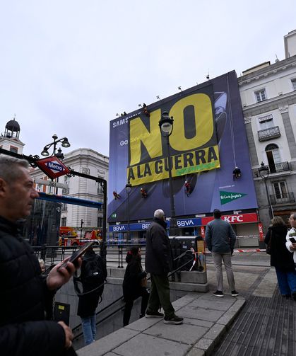 Çevre örgütü Greenpeace Madrid'in merkezinde 'Savaşa hayır' pankartı açtı