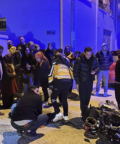 Eskişehir'de otomobille çarpışan motosikletteki 2 kişi yaralandı