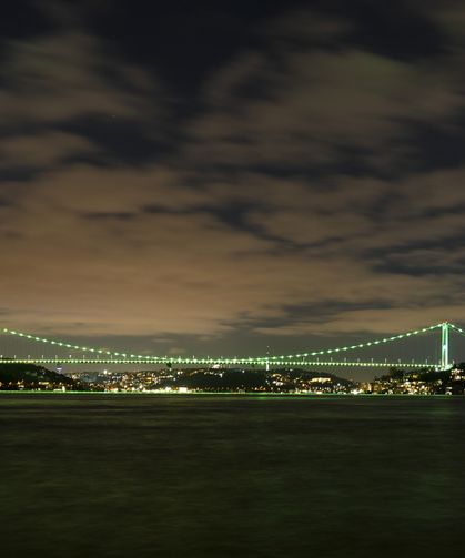 Fatih Sultan Mehmet Köprüsü 'Yeşilay Haftası' için ışıklandırıldı