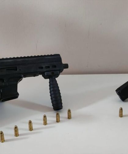 İzmir'de 2 kişiyi silahla yaralayarak 550 bin lirasını gasbeden 2 şüpheli tutuklandı