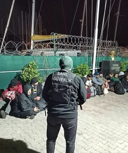 İzmir'de 25 düzensiz göçmen yakalandı