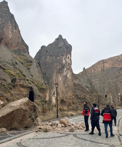 Kayseri'deki Soğanlı Vadisi'nde kaya kopması yaşanan alanda çalışma başlatıldı