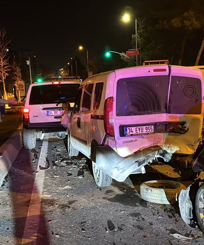 Küçükçekmece'de zincirleme trafik kazasında 2 kişi yaralandı