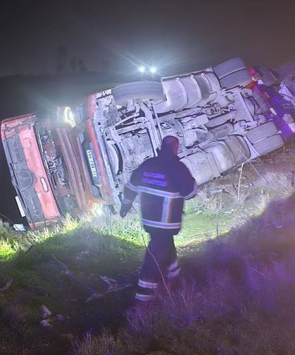 Mardin'de devrilen tırın sürücüsü yaralandı