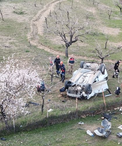 Siirt'te devrilen hafif ticari araçtaki baba ve kızı hayatını kaybetti