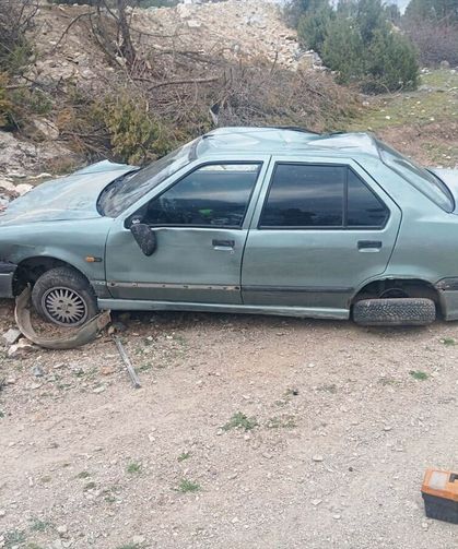 Sinop'ta devrilen otomobildeki iki kişi yaralandı