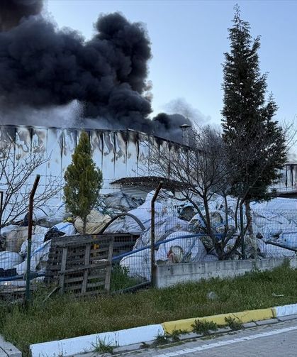 Tire'de organize sanayi bölgesindeki depoda çıkan yangın kontrol altına alındı