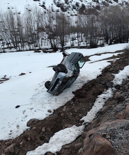 Van'da şarampole devrilen otomobildeki 3 kişi yaralandı