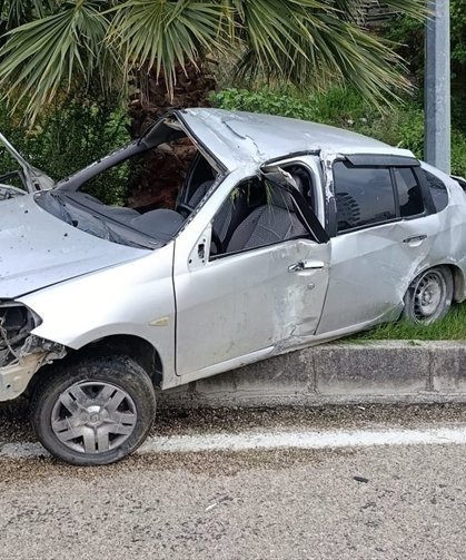 Adana'da refüjdeki ağaçlara çarpan otomobildeki 3 kişi yaralandı
