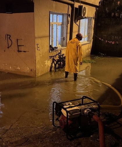 Adana'da sağanak hayatı olumsuz etkiledi