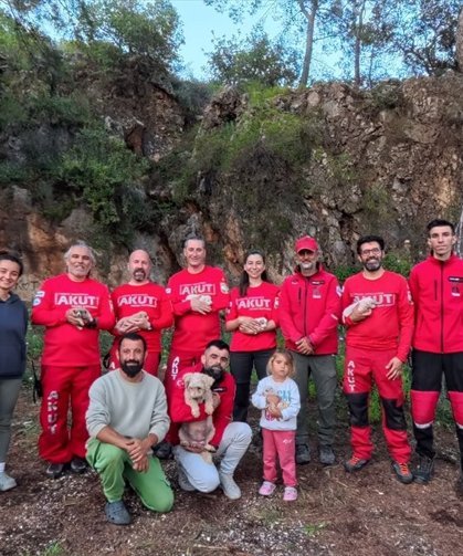 Antalya'da yarığa düşen köpek ve 6 yavrusu kurtarıldı