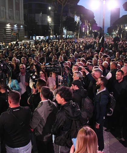 Arnavutluk'ta hükümetin istifasını isteyen muhalefetin gösterileri sürüyor