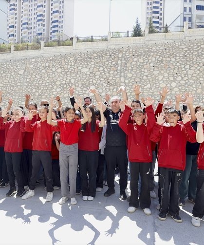 Beşiktaş gönüllüleri, Malatya'da depremzede öğrencilere forma hediye etti