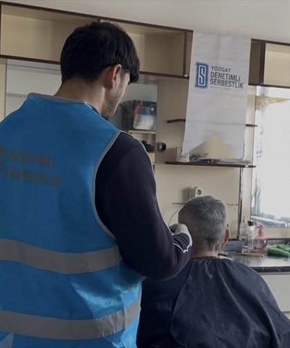 Denetimli serbestlik yükümlüsünden huzurevi sakinlerine gönüllü berberlik hizmeti