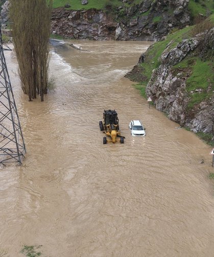 Derenin taşması sonucu su altında kalan Şemdinli-Derecik kara yolu dronla görüntülendi