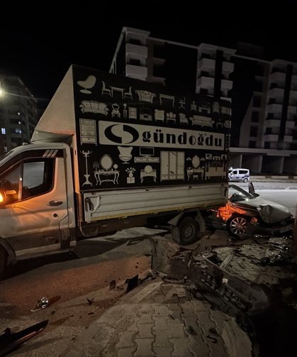 Elazığ'da kamyonet ile otomobilin çarpıştığı kazada 5 kişi yaralandı