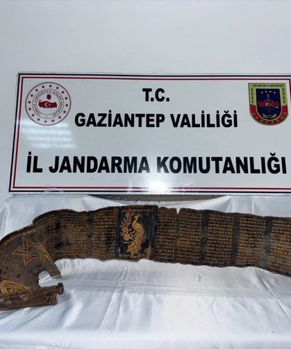 Gaziantep'te piton derisine işlenmiş İbranice altın yazma kitap ele geçirildi