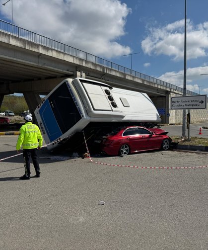 GÜNCELLEME - Bartın'da belediye halk otobüsünün otomobilin üzerine devrildiği kazada 46 kişi hastaneye kaldırıldı