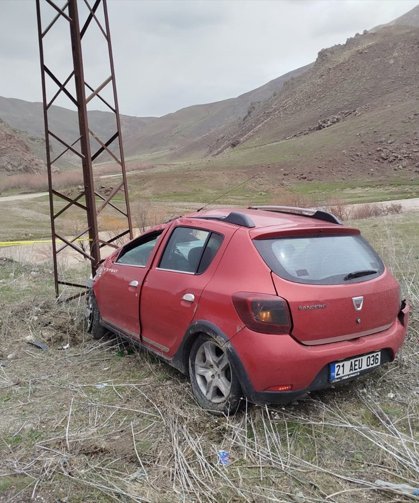 Hakkari'de elektrik direğine çarpan otomobildeki 1 kişi öldü, 1 kişi yaralandı