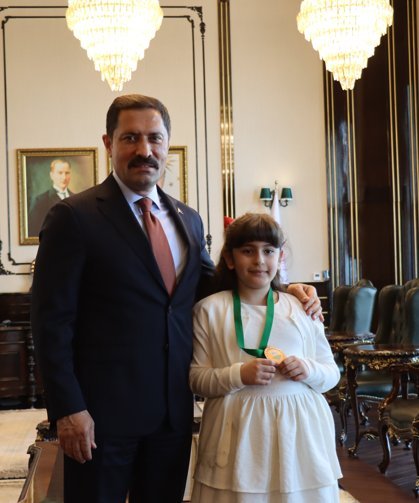 Hatay Valisi Masatlı, Uluslararası İngilizce Olimpiyatı'nda 3'üncü olan şehit kızını ağırladı
