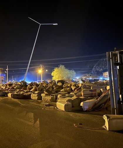 Isparta'da devrilen saman yüklü tırın sürücüsü yaralandı