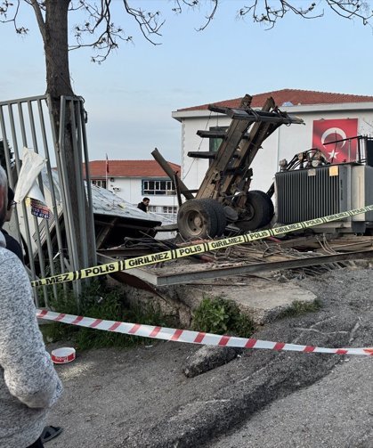 İzmir'de freni patlayan kamyonun okul bahçesine devrildiği kazada sürücü yaralandı