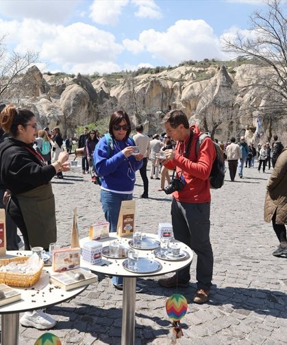 Kapadokya'da turistlere Türk kahvesi ile lokum ikram edildi