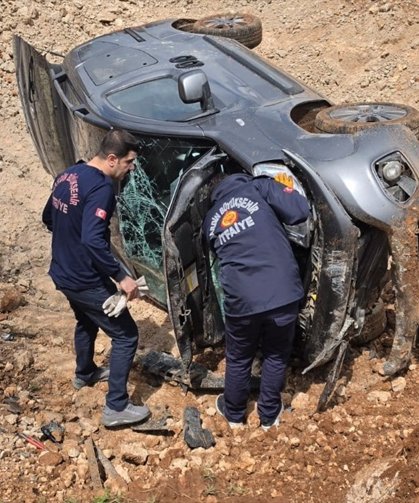Mardin'de şarampole devrilen hafif ticari araçtaki 3 kişi yaralandı