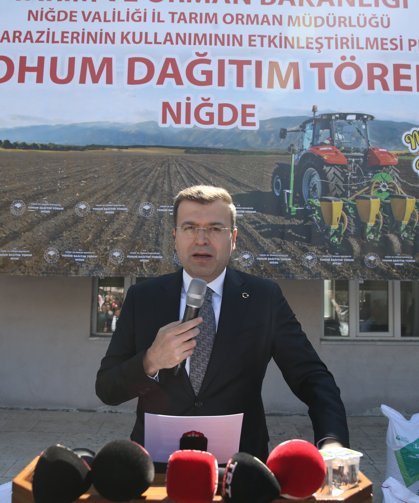 Niğde'de çiftçilere nohut ve kuru fasulye tohumu ile çilek fidesi dağıtıldı