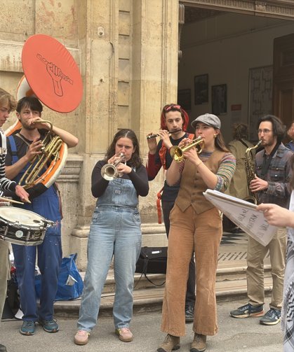 Paris'te öğrenciler, İsrailli üniversitelerle işbirliğine karşı müzikli eylem yaptı