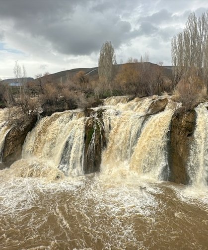 Van'da etkili olan yağışlarla Muradiye Şelalesi daha coşkulu akmaya başladı