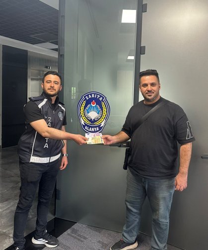 Alanya'da yolda bulunan 700 avro sahibine teslim edildi