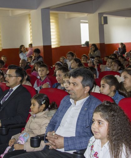 Kars'ta köy okulunda kurulan çocuk tiyatrosu, ilk oyununu sahneledi