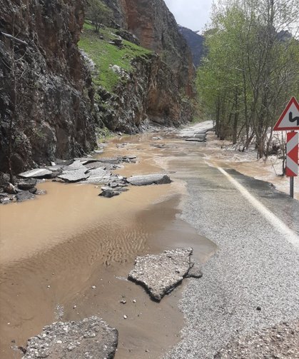 Tunceli-Ovacık kara yolu Munzur Çayı'nın taşması sonucu ulaşıma kapatıldı