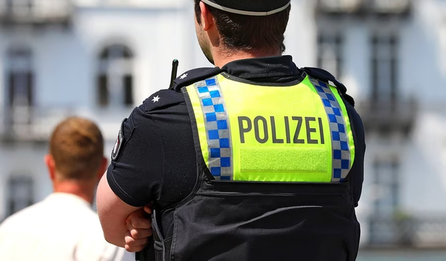 Almanya'da Bir Öğrenci, "Allah" Kolyesi Yüzünden Okulda Saldırıya Uğradı