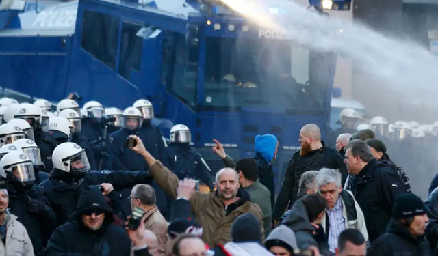 Köln’de Savaş Karşıtı Protesto Çatışmaya Dönüştü
