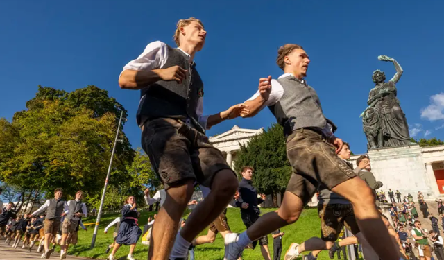 2025 Oktoberfest Geleneksel Fıçı Birasıyla Başladı