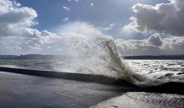 İzmir için fırtına ve kuvvetli yağış uyarısı: O saatlere dikkat!