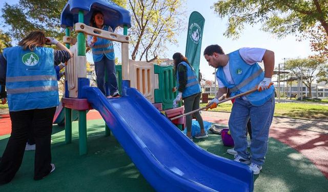 İzmirli gönüllüler el ele vererek doğa için temizlediler