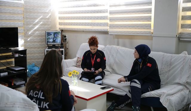 Aynı ambulansta görevli 3 kadın paramedik acil hastalar için yollarda