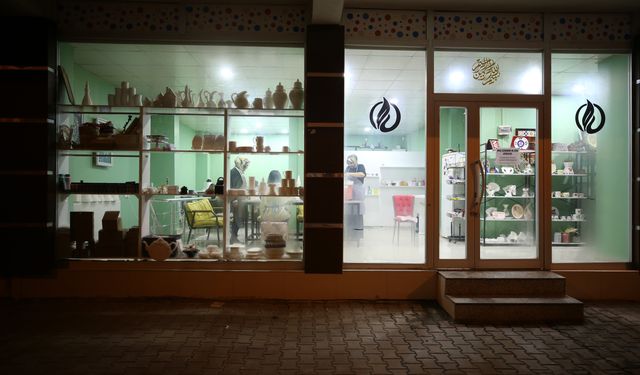 Bir yılda iki kanseri yenen kadın, çini ve seramik atölyesiyle hayata tutundu