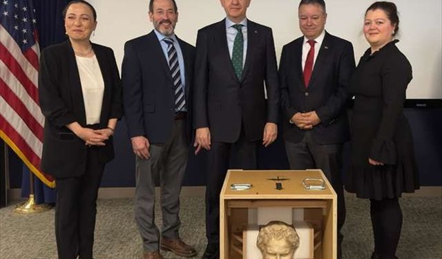 Boubon kökenli bronz imparator heykeli ve mermer Demosthenes başıyla toplam 28 eser Türkiye'ye dönüyor