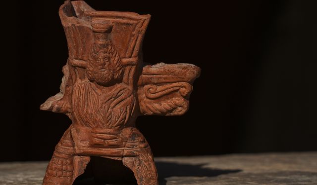 Efes'te Mısır tanrısı Serapis tasvirli tütsü kabı bulundu