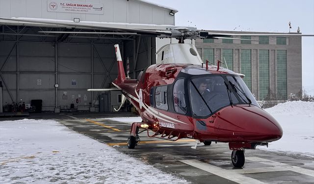 Erzurum'da ambulans helikopter, kar nedeniyle yolda kalan hasta için havalandı